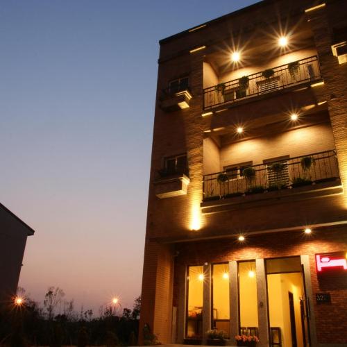 Image of Douzi Hotel-Xpark. Gloria Outlets. Taoyuan MRT