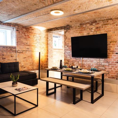 Luxurious Urban Living - Premium Downtown Apartments next to HBF