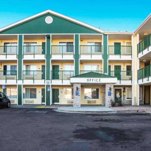 Image of HomeTowne Studios by Red Roof Colorado Springs - Airport