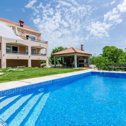 Villa Majkovica - 4 Bedroom Villa with Private Pool & En-Suite Bathrooms & Parking