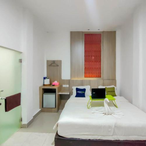 Image of Urbanview Hotel Bagoes Sintang by RedDoorz