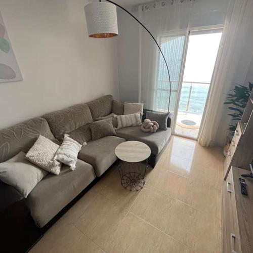 Apartamento a pie de playa con vistas al mar.