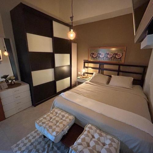 דרך עצי הזית - through the olive tree