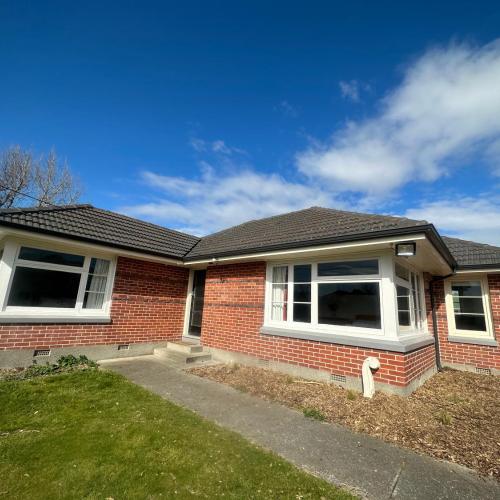 Image of Sunny House with 5 Bedrooms(near airport)