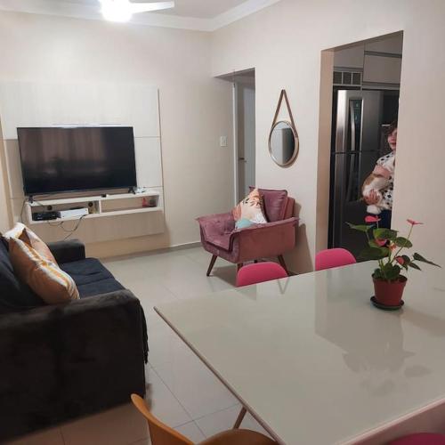 Apartamento encantador- 40 metros da praia e duas quadras do shopping