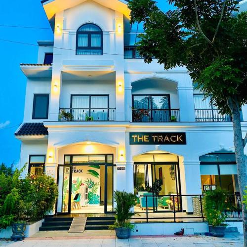 The Track Homestay - Near Bai Dai Beach