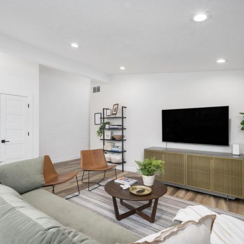 Image of Light-Filled Modern Flat Near 25th Street Fun