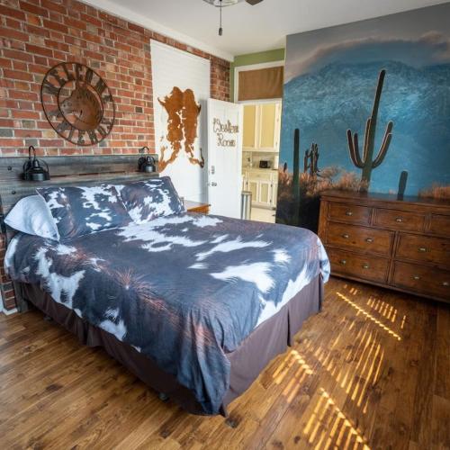 Image of Cardinal Inn Western Room