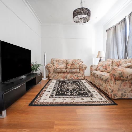 Image of Classic decor, freshly painted 3 bedroom and 2 bathroom quiet ho