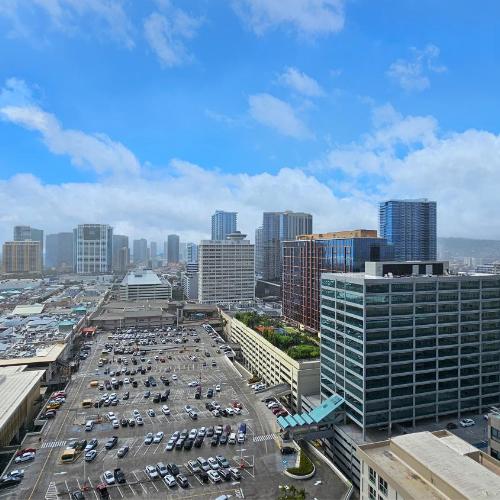 Image of Luxury Ala Moana Resort 25th floor with balcony