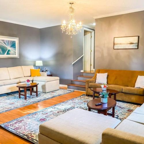 Image of Cardinal Aerie- 5 mins from Rainbow Mountain Hiking Trails