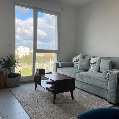 Image of T2 au pieds du m�tro, la soie