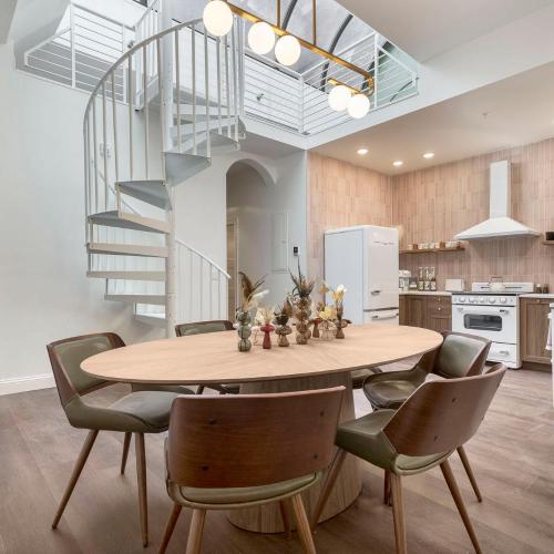 Bourbon Loft 5 bed-2 bath by Hollyhock Suites