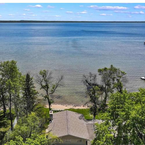 Image of Life Is Good Lodge lakefront with sandy beach