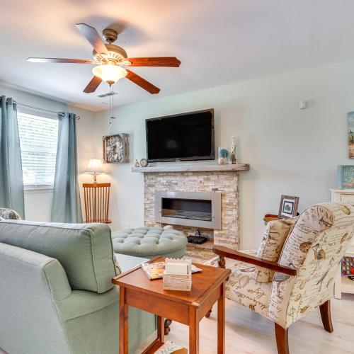 Cozy Goose Creek Escape w/ Patio & Grill