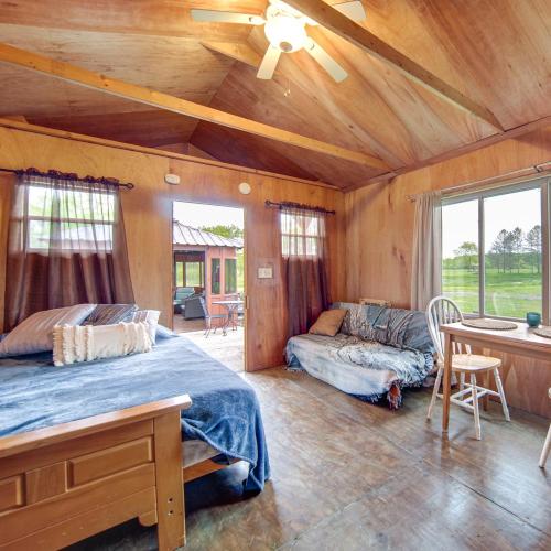 Dog-Friendly Cabin Near Pymatuning Lake!