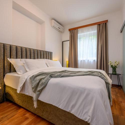 Yellow house with private parking