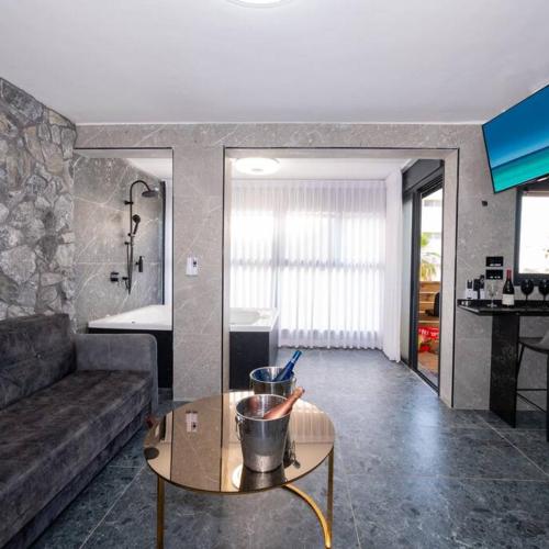 Image of ????? ??? 75-26 Suites at sea