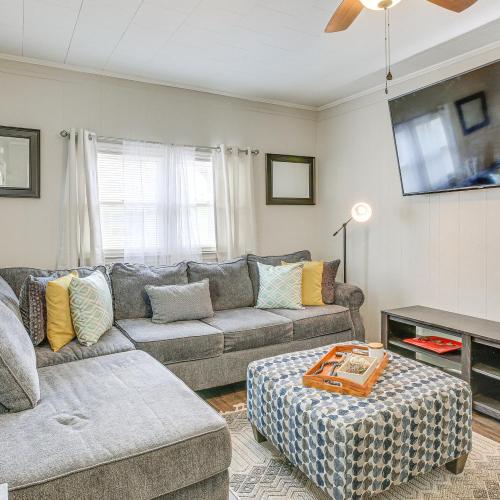 Backyard & Covered Porch! Cozy Mullins Retreat
