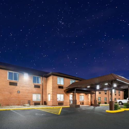 Image of Super 8 by Wyndham Fairmont