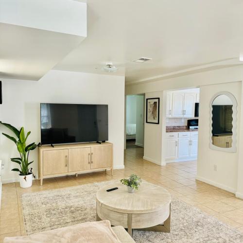 Image of Cozy Evergreen Apartment by Newark Airport