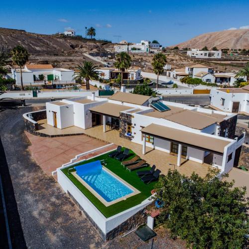 Villa Volcan2 Rural Private Pool la Oliva by Holidays Home