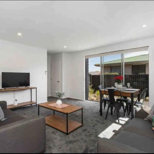 Image of Stylish & Cozy Townhouse in CHCH