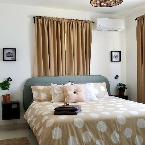 Image of King Bed with AC, Wifi and Gym, No Blackouts, Garden Towers I, S