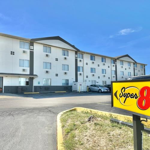 Image of Super 8 by Wyndham Bloomington Normal