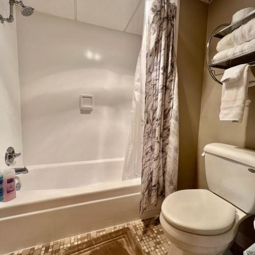 Image of Lindell Motor Lodge - Downtown Cedar Falls Studio With Free Gate