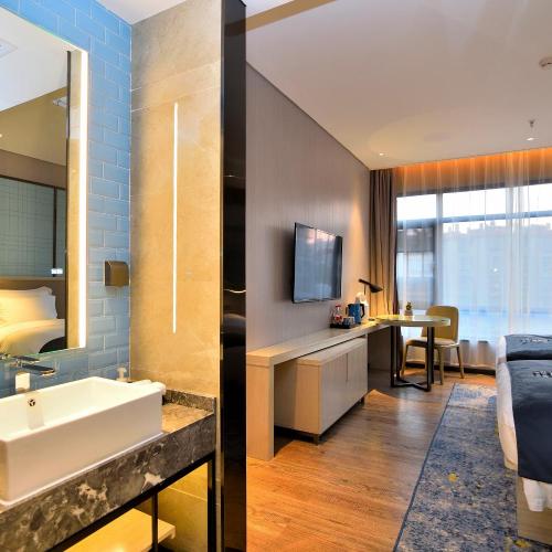 Image of Echarm Hotel Kunming Dongfeng East Road Dashuying Metro Station
