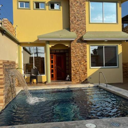 Image of Casa dos plantas con piscina