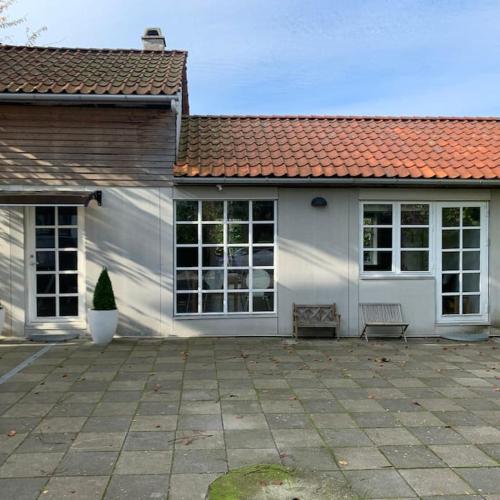 Image of Modern 2 bedroom cottage close to airport and town