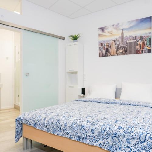 Image of Private room #3 with Queen size, ground floor, AC, 2min to RAB