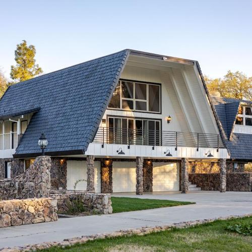 Image of The Grand Waterside Estate Easy drive to Yosemite