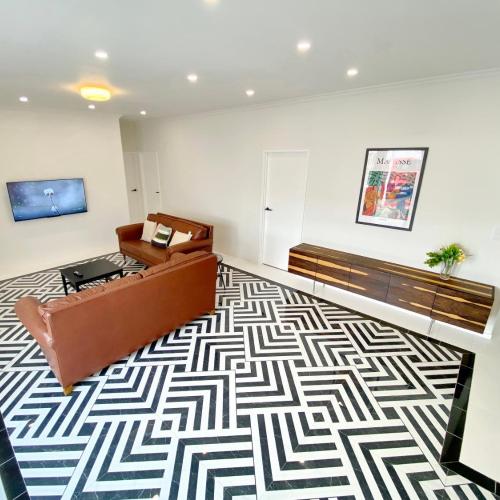 Image of 6mins to airport Large Family House