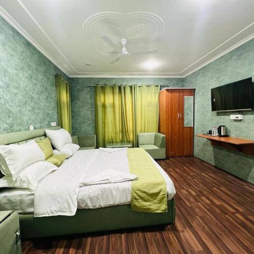 Image of Meet in srinagar airport