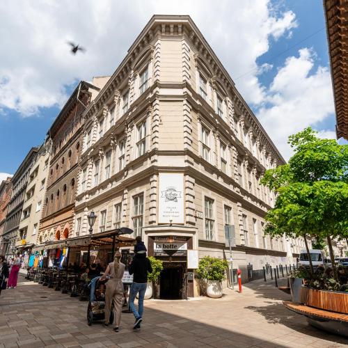 Szerb Boutique Suites, by BQA