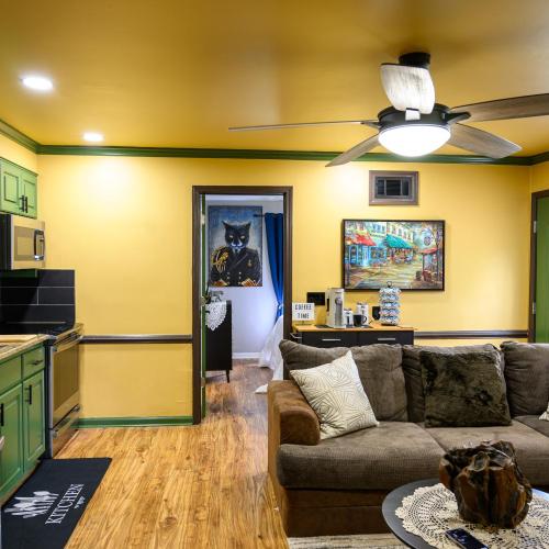 Image of Stylish 2BR Apartment, Smart Kitchen, Free Parking, 20 Min to Zo