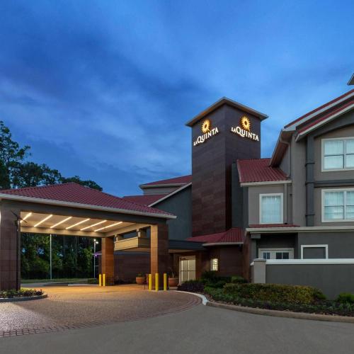Image of La Quinta Inn & Suites by Wyndham Houston Bush IAH South