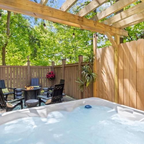 Image of Hot Tub! Close to Cornell, Ithaca College, Commons!