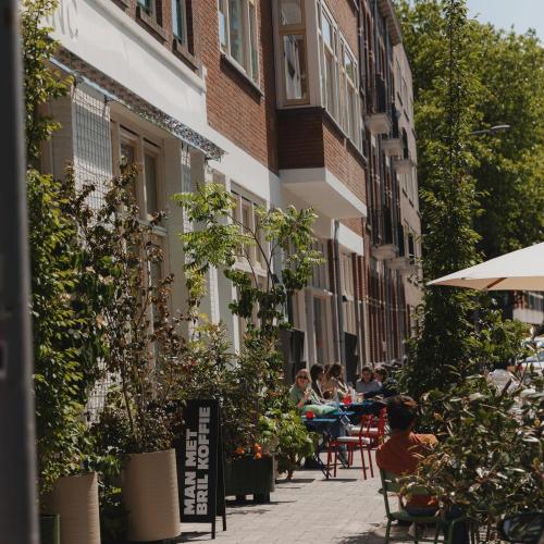 Image of Man Met Bril Koffie Hotel