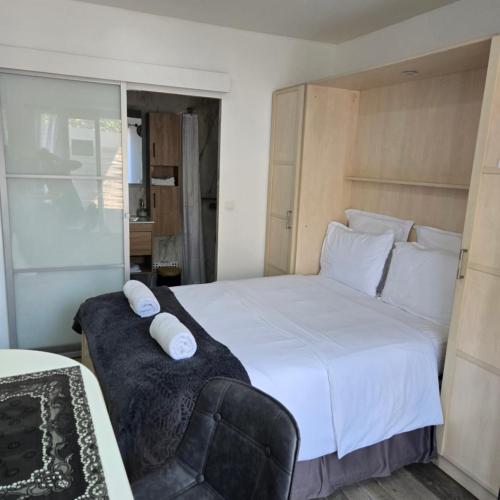 4 logements à La Trinité proche de Nice 15 mn, Monaco 20 mn et l'Italie 30 mn 2 Chambres et 2 Studios privés et indépendants