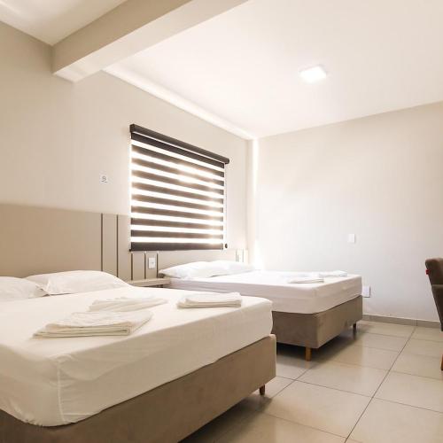 Lou Suítes - Suíte 03 com 2 camas de casal - Conforto para sua Família em Guarapuava, PR - pousada e hospedagem