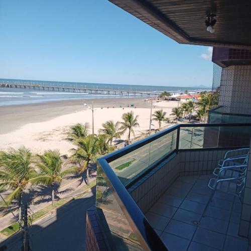 Apartamento pé na areia com sacada e garagem 2 banheiros em Mongaguá, SP - pousada e hospedagem