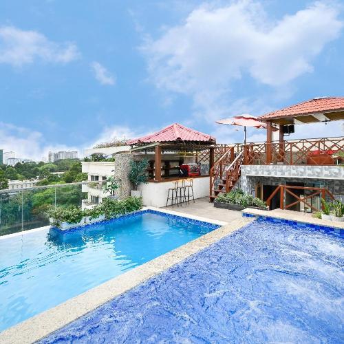 California Saigon Hotel & Rooftop Pool