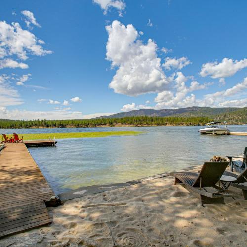 Lakefront, sand beach, hot tub, dog fence, bbq