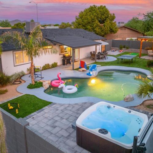 Image of Mesa Resort with Free Heated Pool, Hot Tub, King Bed, and Yard G