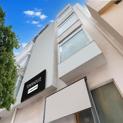 Super Townhouse Chhatarpur Near Metro Park