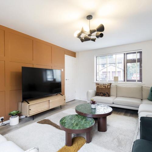 Image of Stylish 5-Bed Detached Home Close to Cheltenham